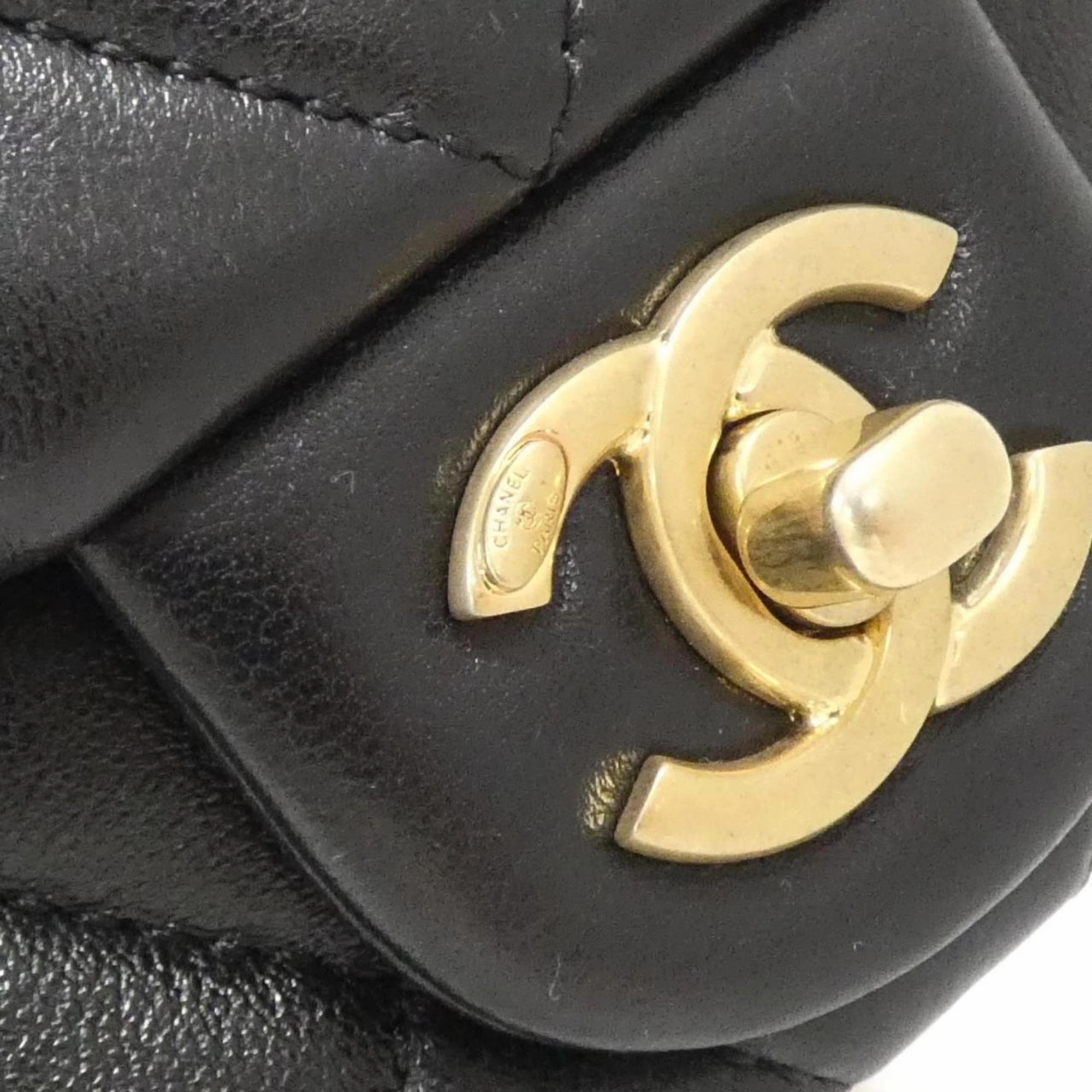 Chanel Artificial ivory Leather Shoulder Bag (Pre-Owned)