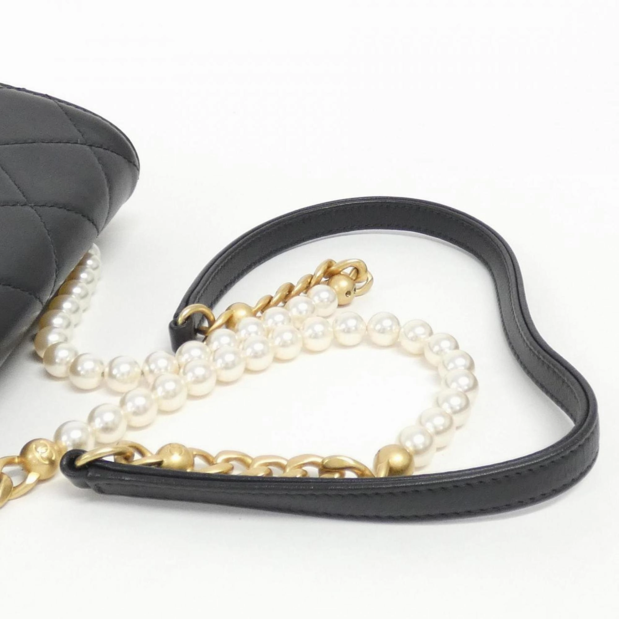 Chanel Artificial ivory Leather Shoulder Bag (Pre-Owned)