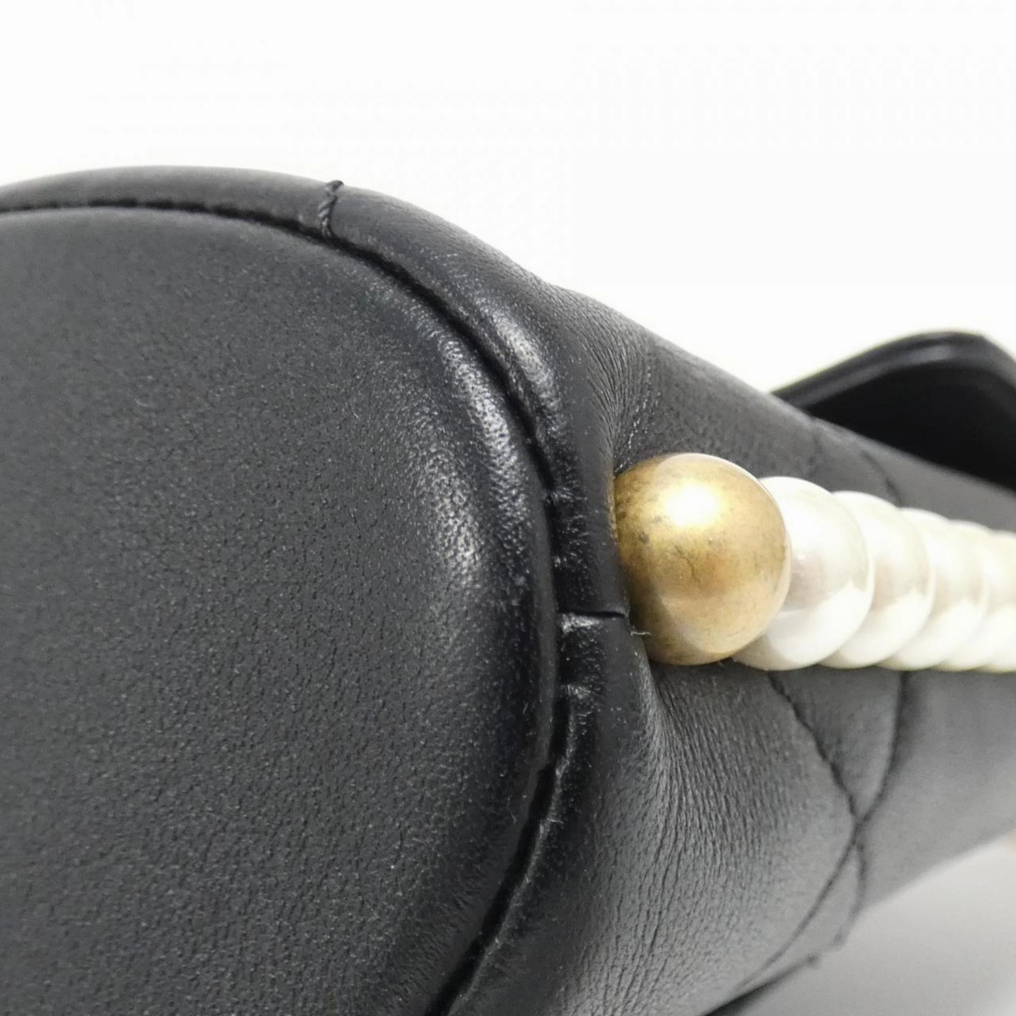 Chanel Artificial ivory Leather Shoulder Bag (Pre-Owned)