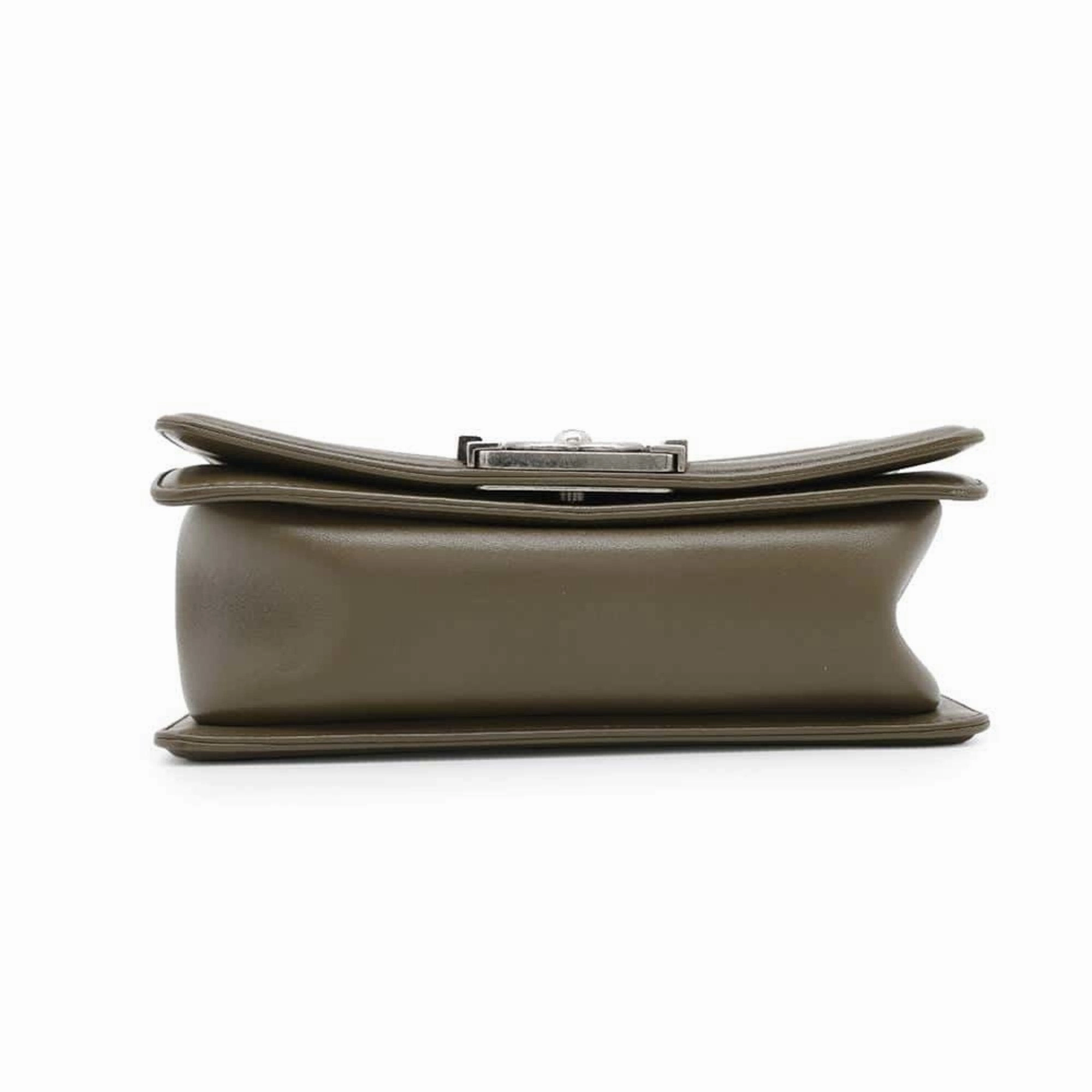 Chanel Boy Chanel Leather Shoulder Bag (Pre-Owned)