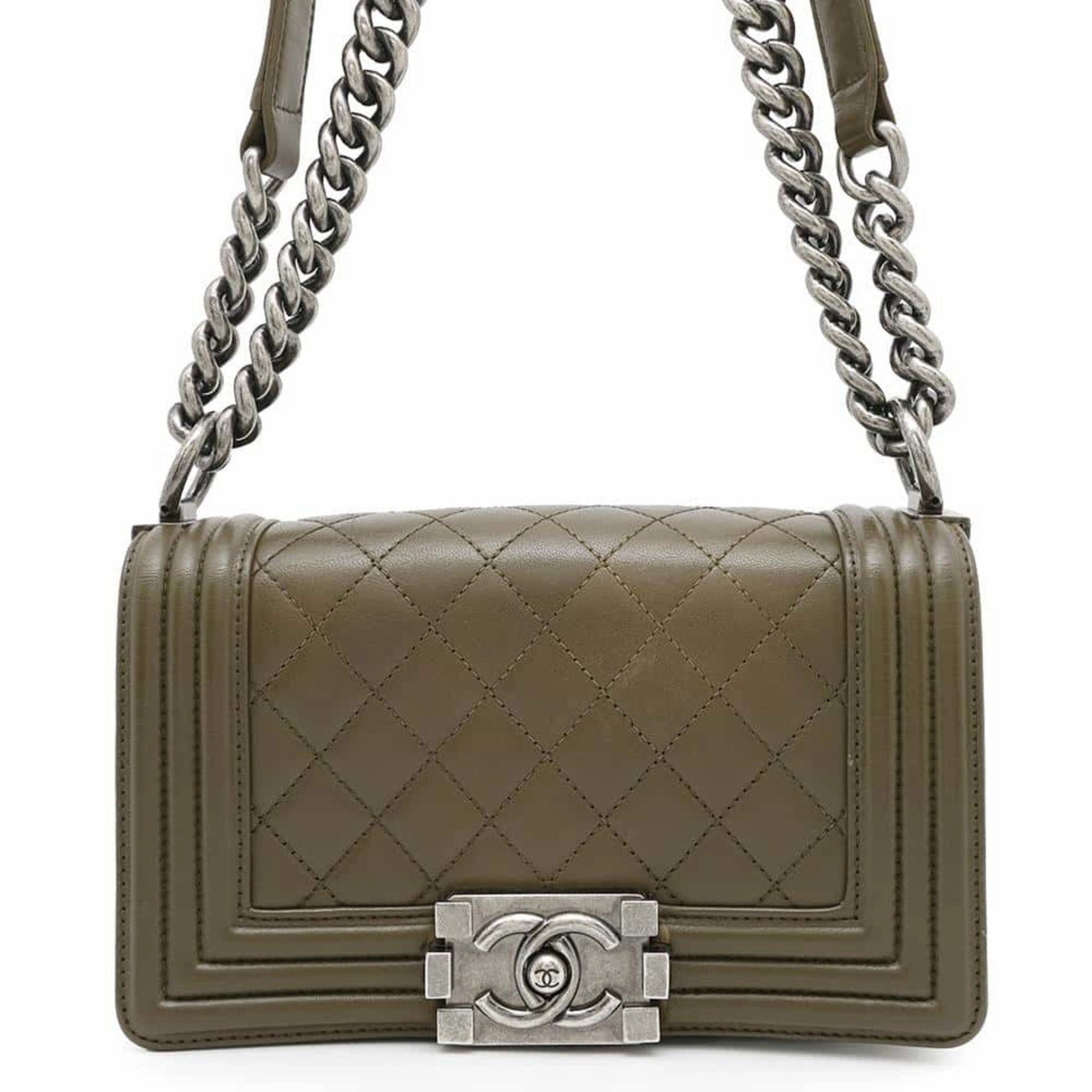 Chanel Boy Chanel Leather Shoulder Bag (Pre-Owned)