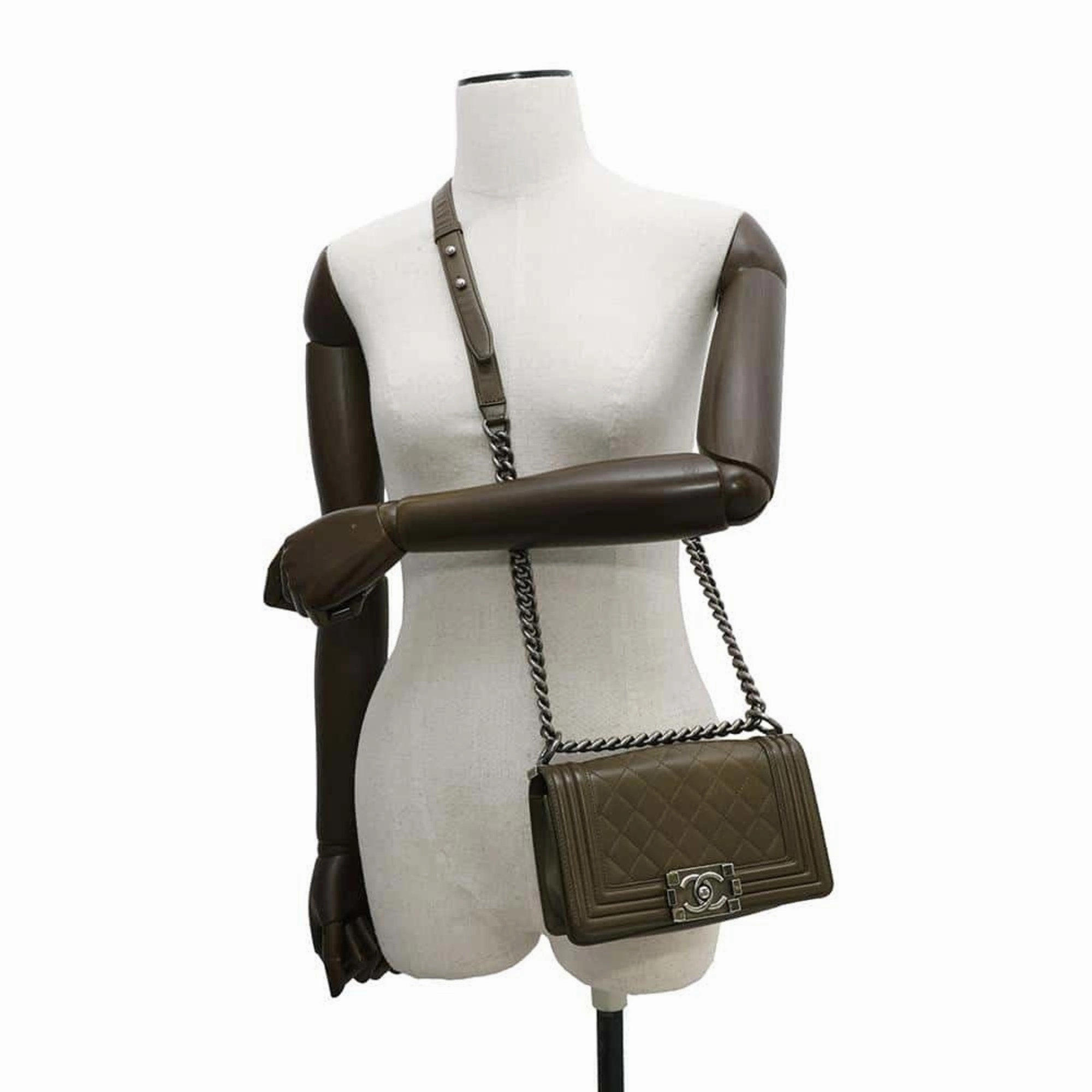 Chanel Boy Chanel Leather Shoulder Bag (Pre-Owned)