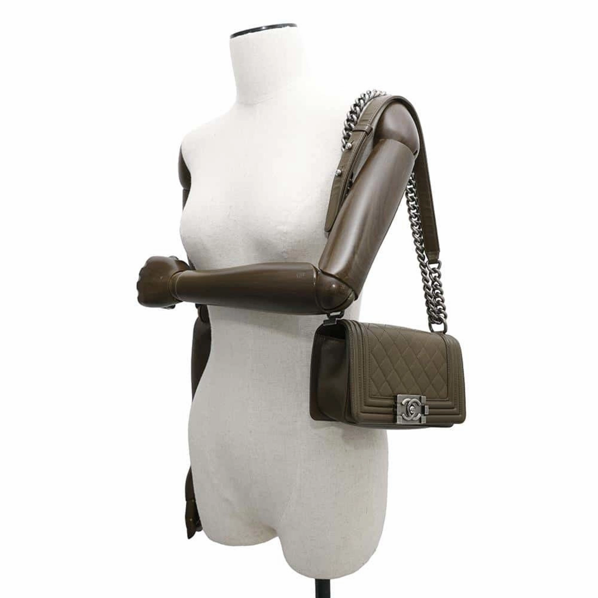 Chanel Boy Chanel Leather Shoulder Bag (Pre-Owned)