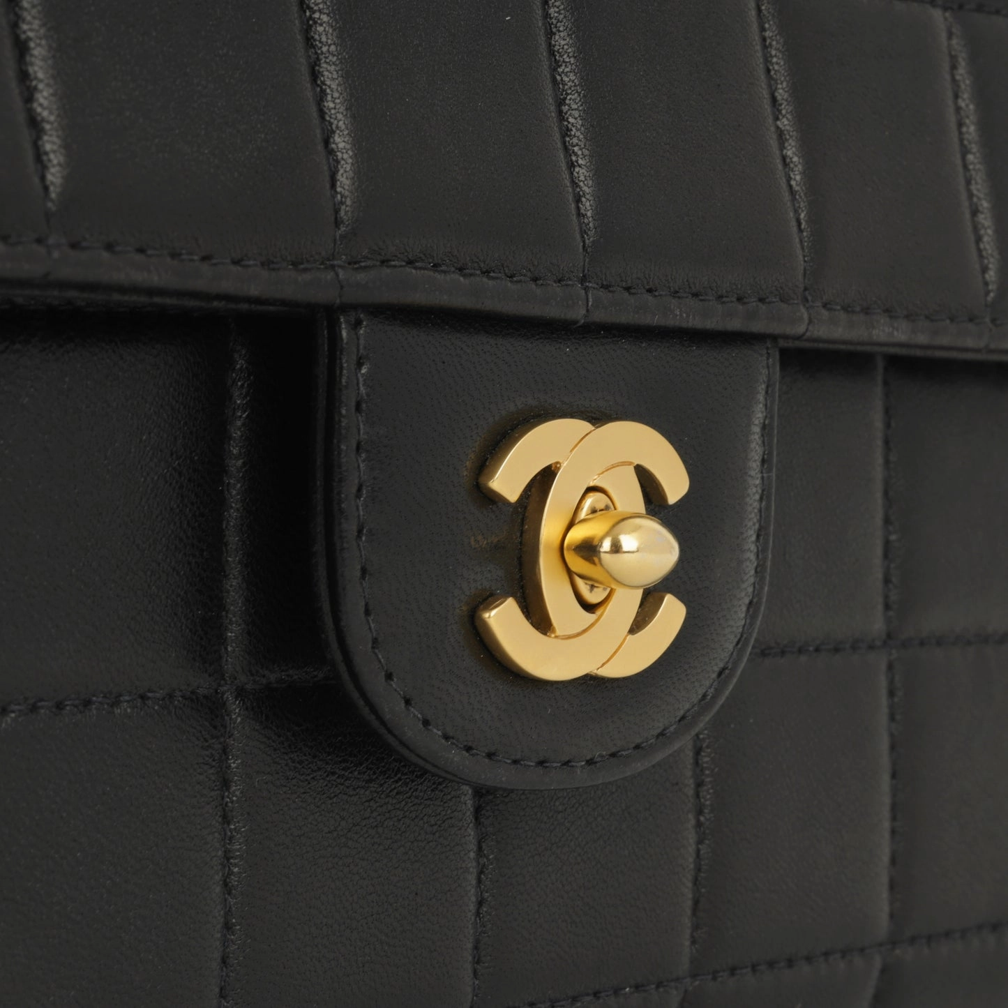 Chanel Chanel - Vintage East-West Chocolate Bar - Black Lambskin CGHW - Pre-Loved