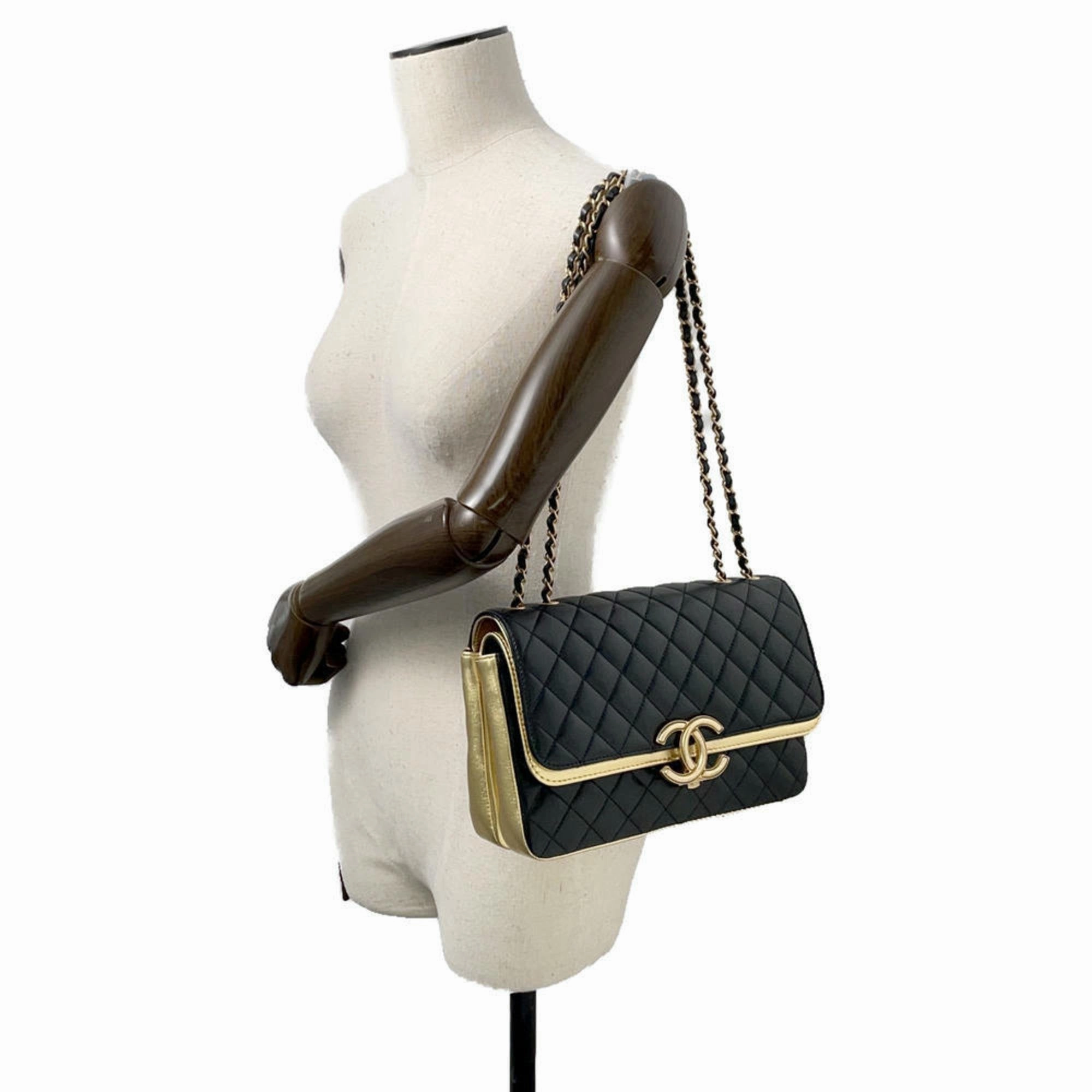 Chanel gold Leather Shoulder Bag (Pre-Owned)
