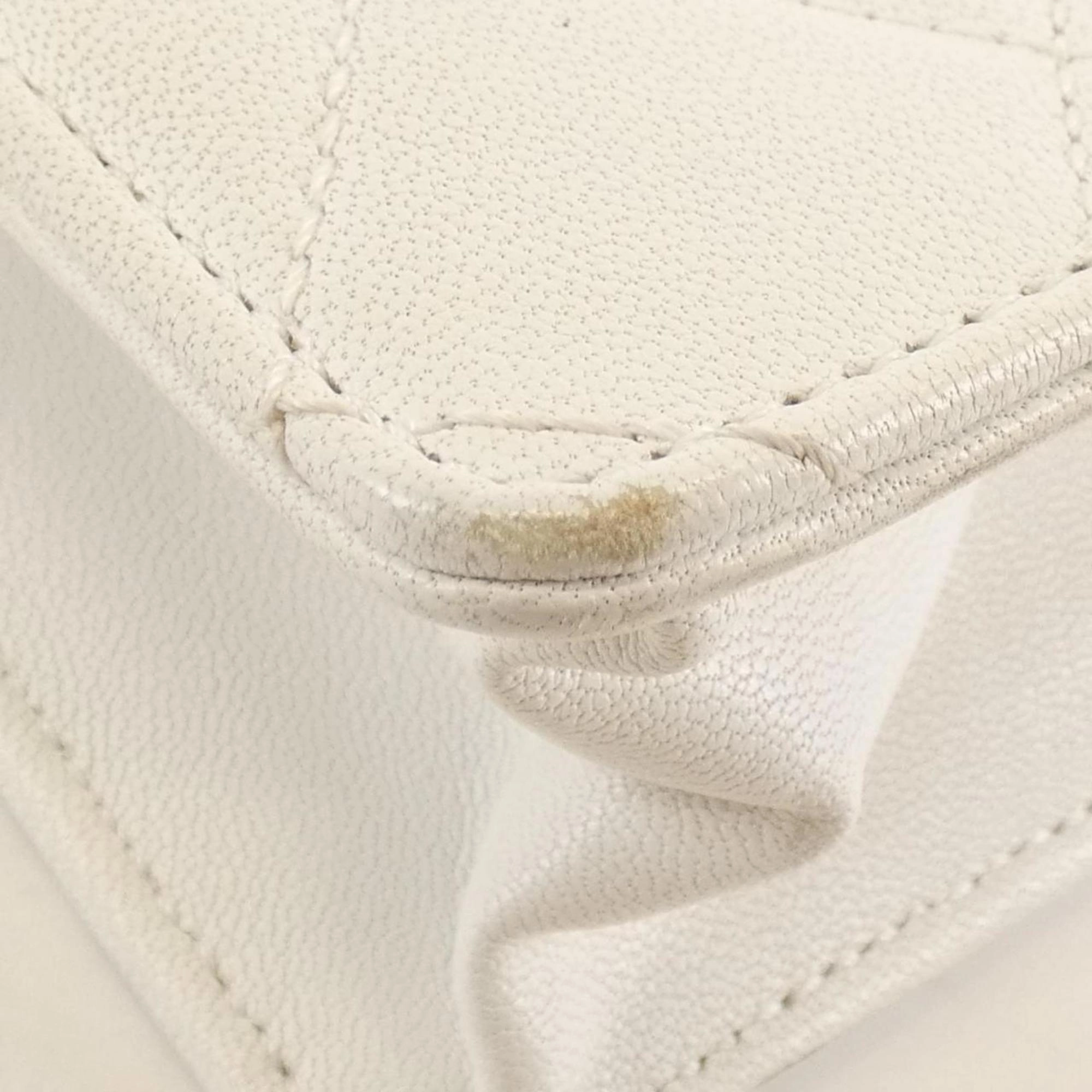 Chanel Leather Artificial ivory Shoulder Bag (Pre-Owned)