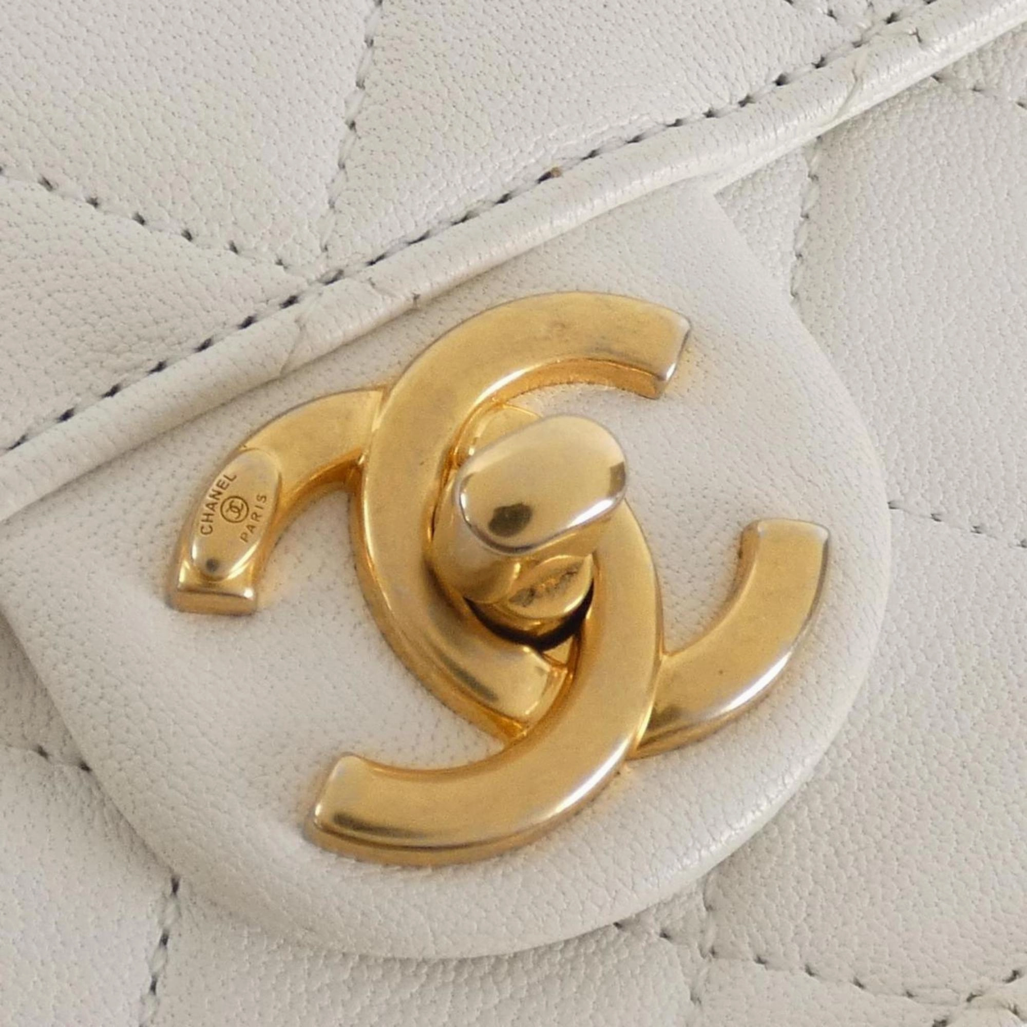 Chanel Leather Artificial ivory Shoulder Bag (Pre-Owned)
