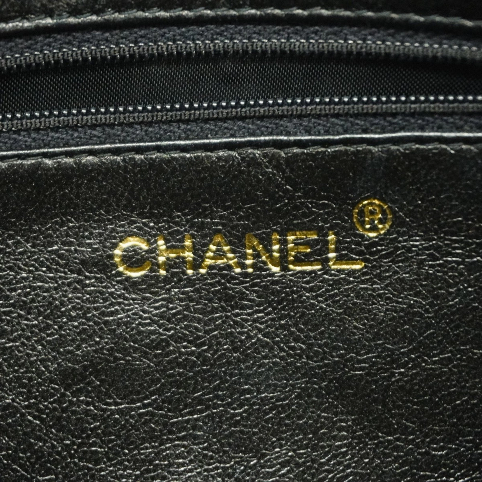 Chanel Leather Shoulder Bag (Pre-Owned)