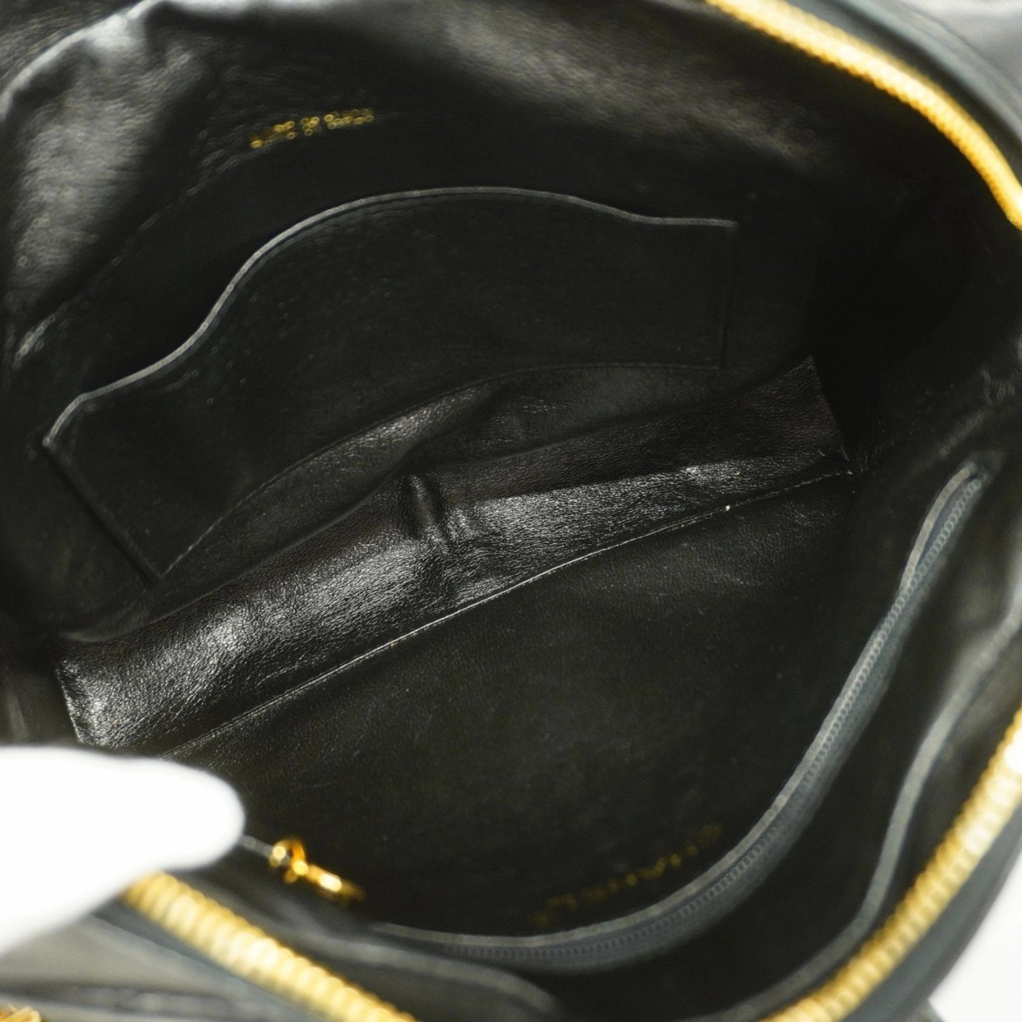 Chanel Leather Shoulder Bag (Pre-Owned)