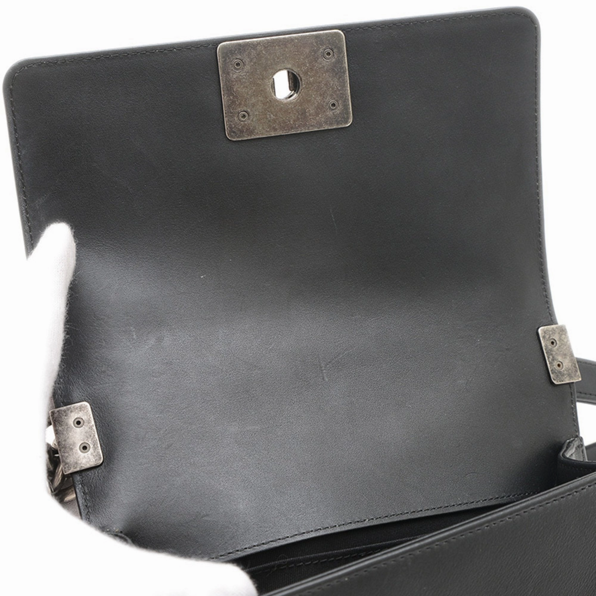 Chanel Leather Shoulder Bag (Pre-Owned)