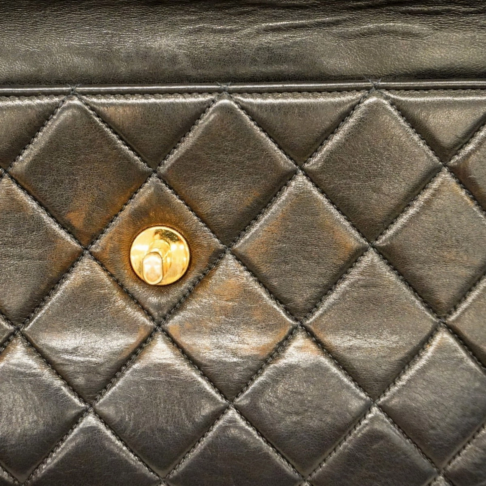 Chanel Leather Shoulder Bag (Pre-Owned)