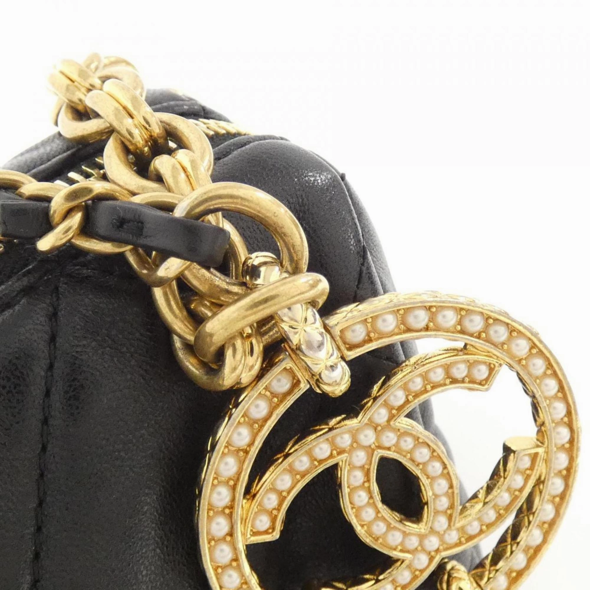 Chanel Leather Shoulder Bag (Pre-Owned)
