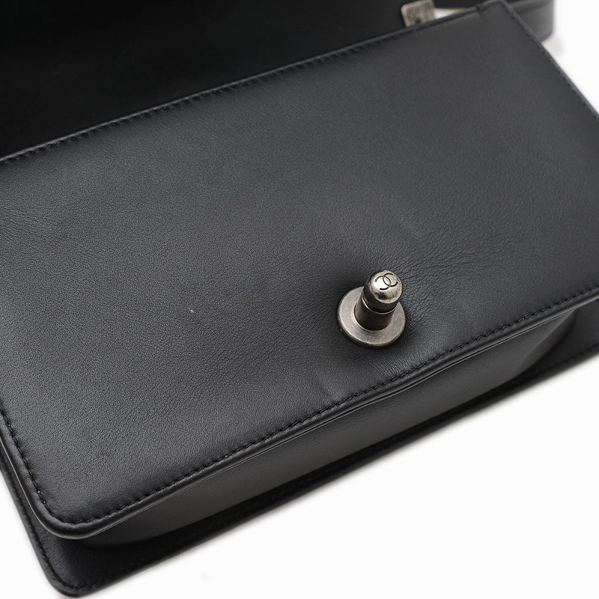 Chanel Leather Shoulder Bag (Pre-Owned)