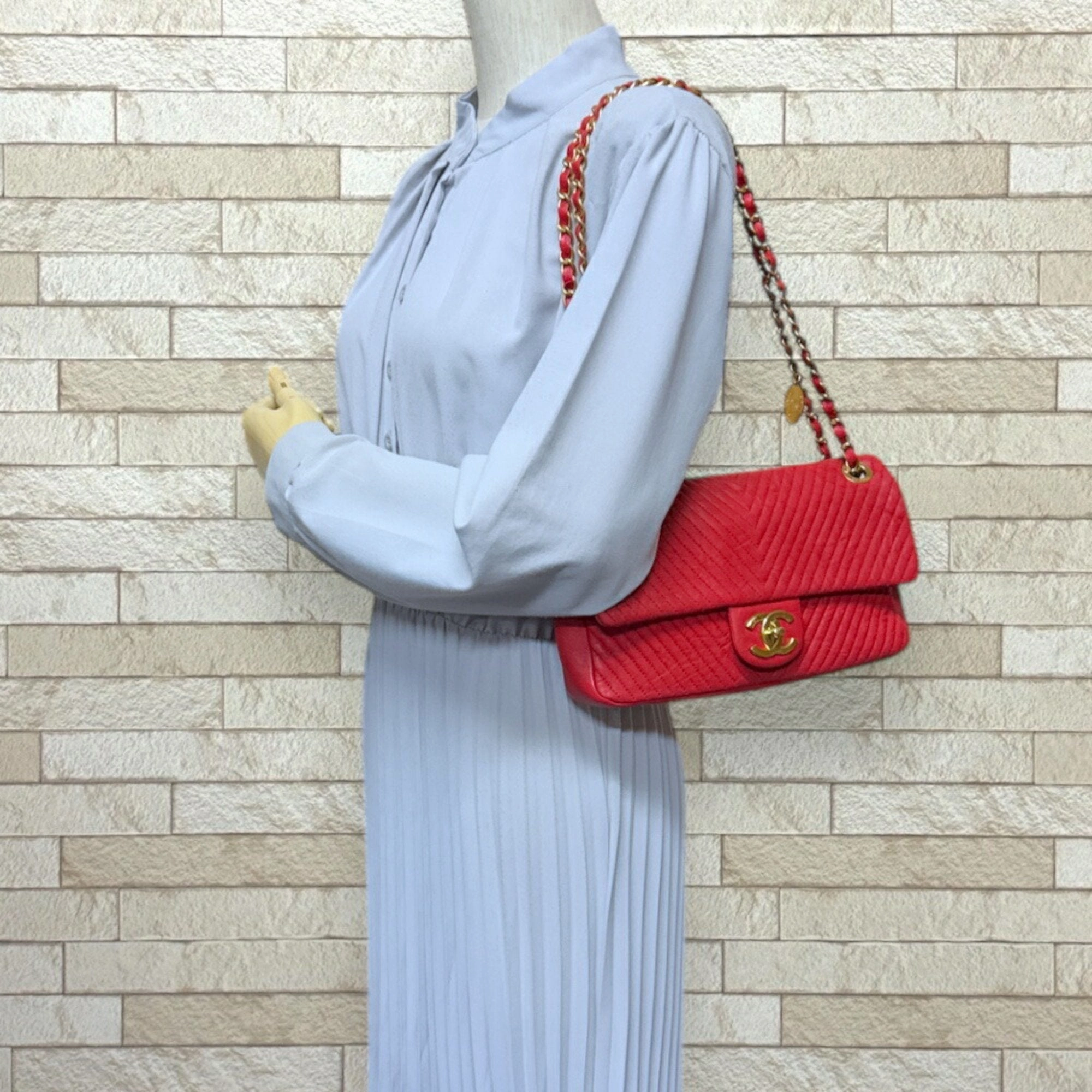 Chanel Leather Shoulder Bag (Pre-Owned)