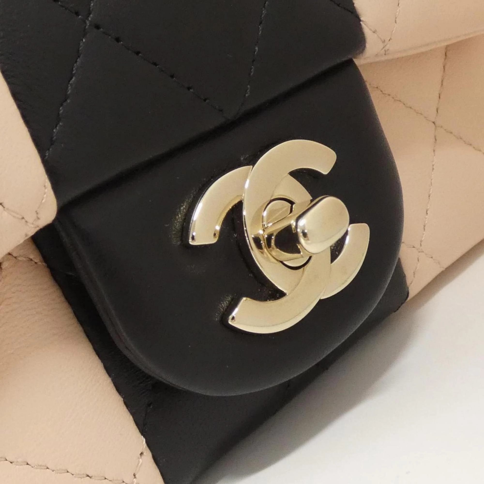 Chanel pink Leather Shoulder Bag (Pre-Owned)