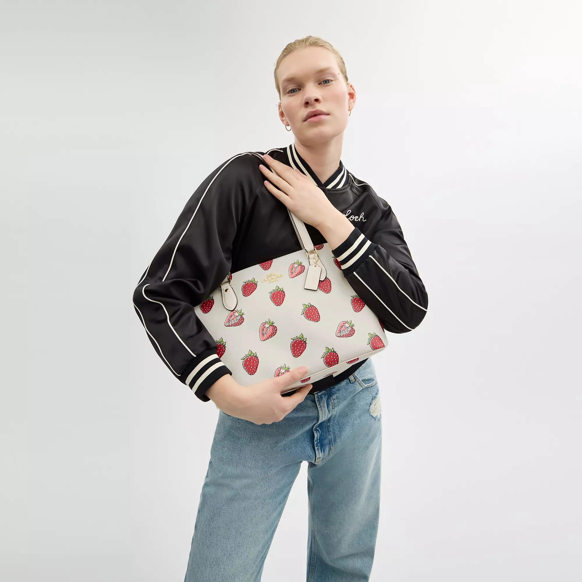 Coach Outlet Gallery Tote Bag With Strawberry Print