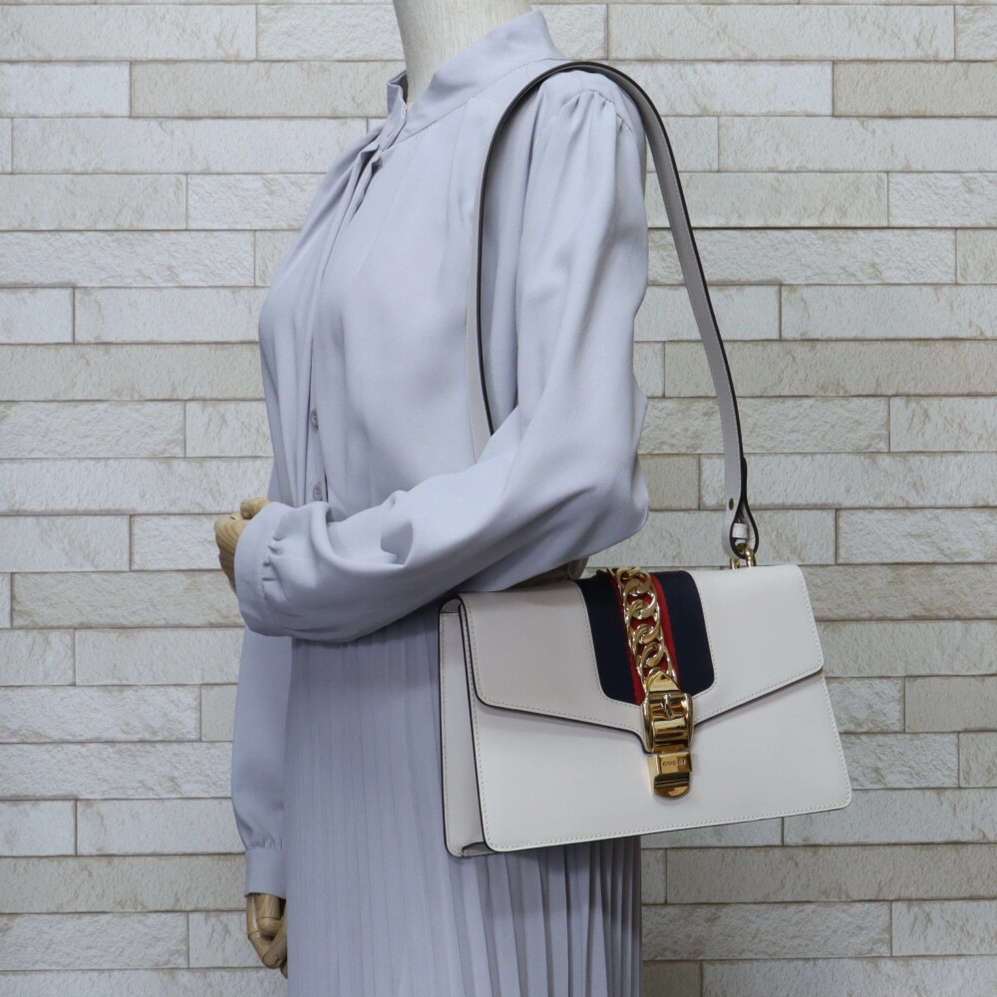 Gucci Daily  Leather Shoulder Bag (Pre-Owned)