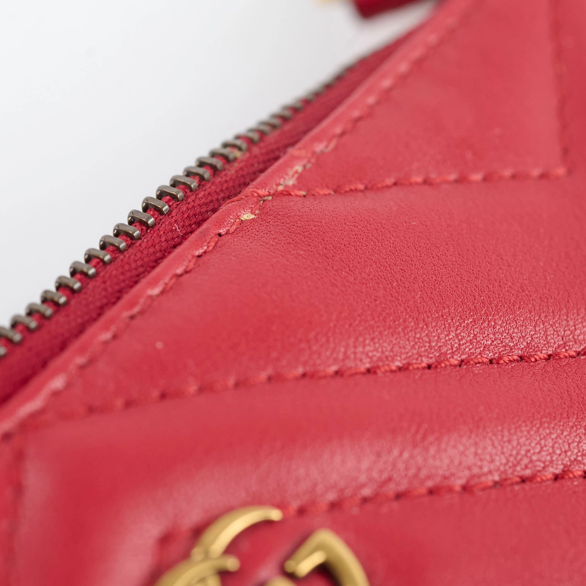 Gucci GG loge Pouch With Chain Red