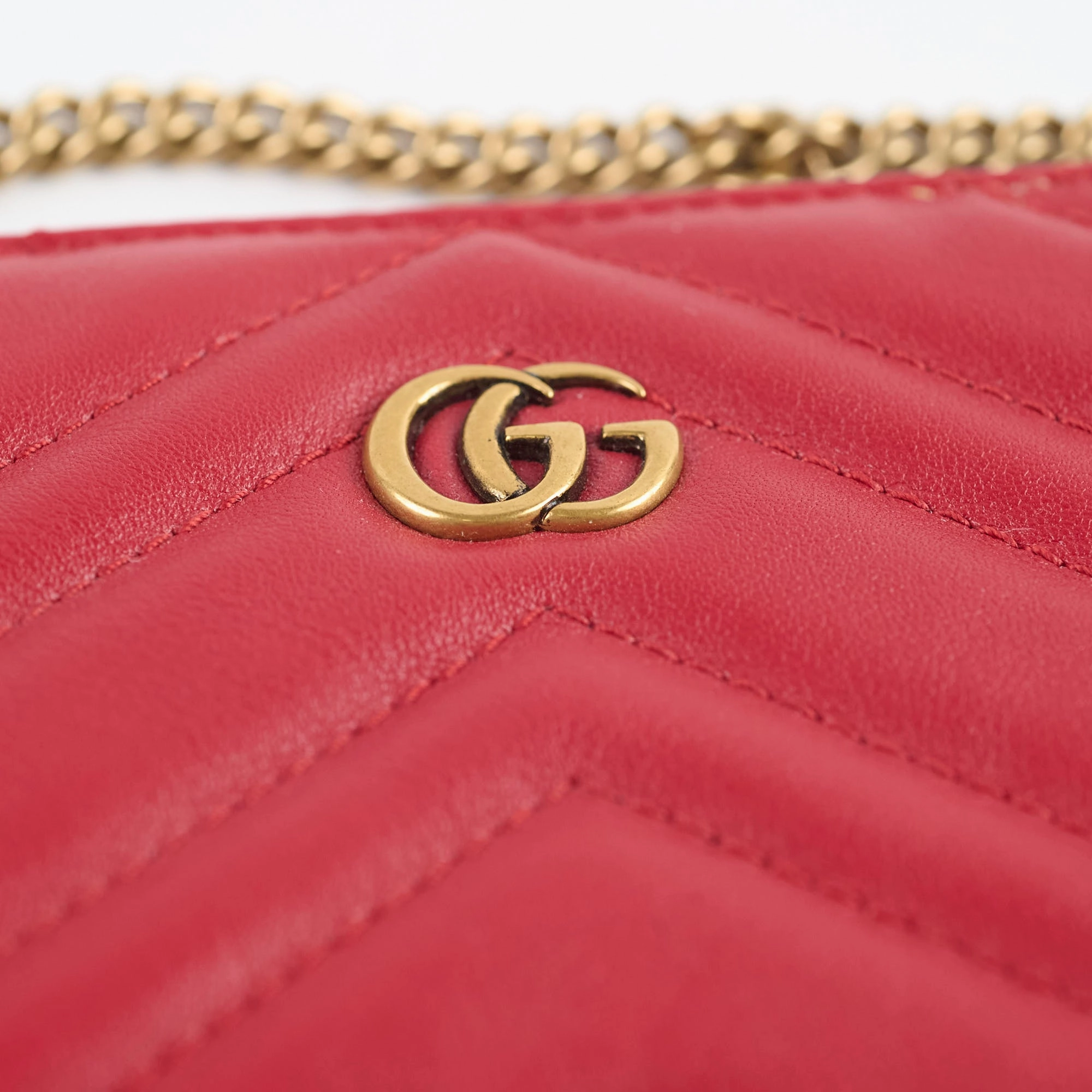 Gucci GG loge Pouch With Chain Red