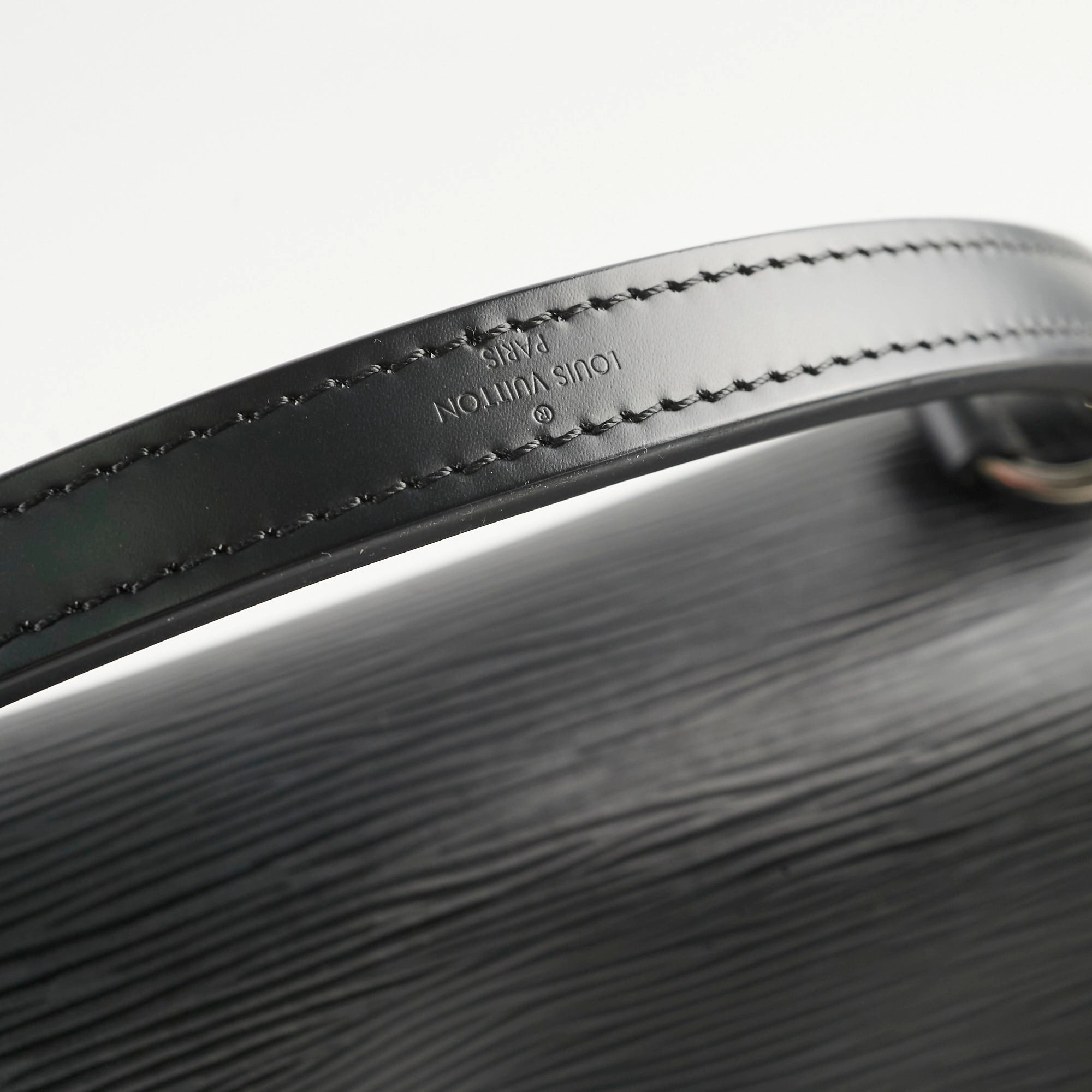 Louis Vuitton Cluny MM Epi Black Shoulder Bag