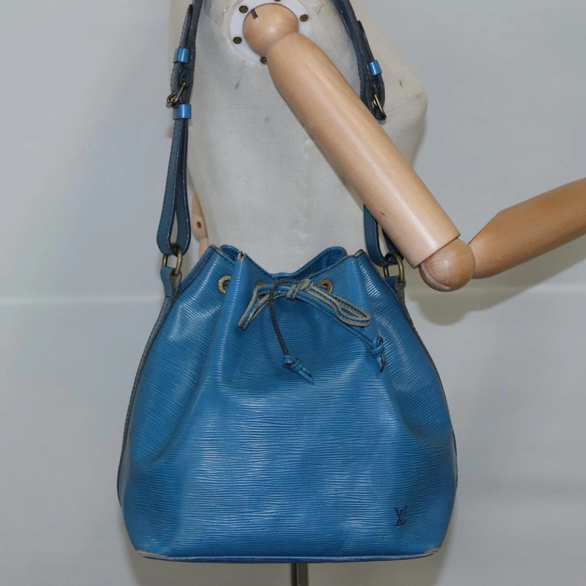 LOUIS VUITTON Epi Petit Noe Shoulder Bag Blue M44105 LV 106373
