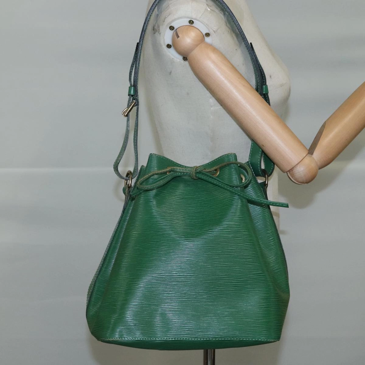 LOUIS VUITTON Epi Petit Noe Shoulder Bag Green M44102 LV 104433