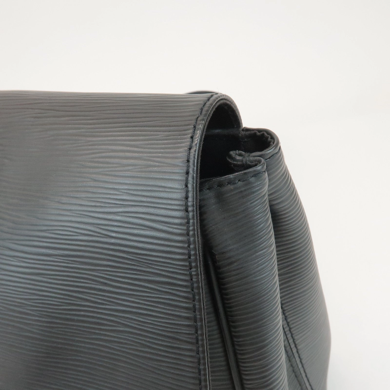 Louis Vuitton Epi Segur MM Shoulder Bag Noir Black M58862