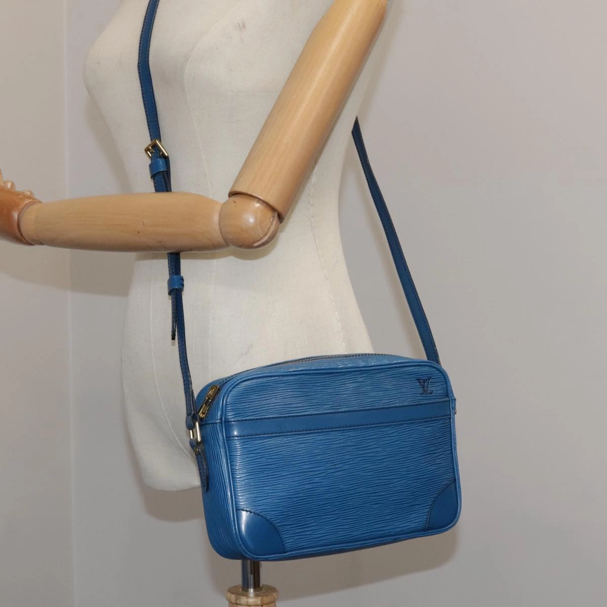 LOUIS VUITTON Epi Trocadero 23 Shoulder Bag Blue M52305 LV 104835
