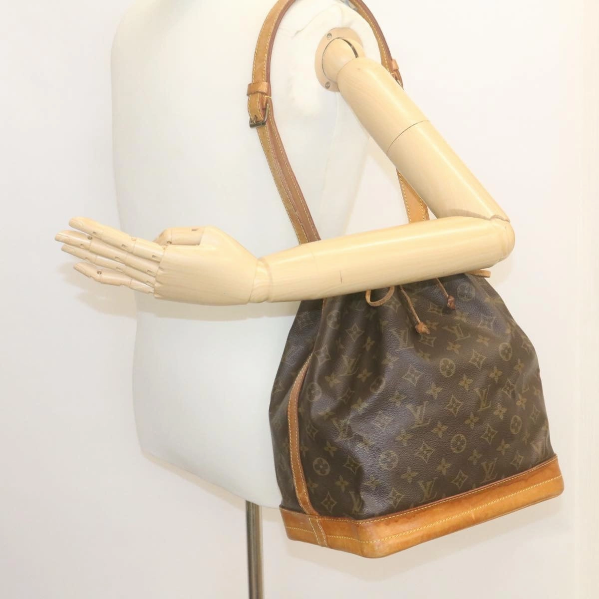 LOUIS VUITTON Monogram Noe Shoulder Bag M42224 LV ni091
