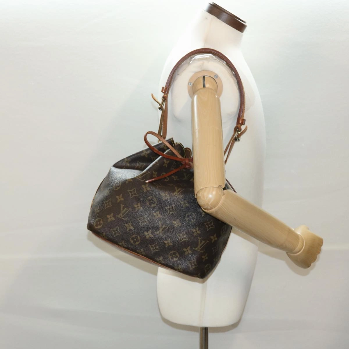 LOUIS VUITTON Monogram Petit Noe Shoulder Bag M42226 LV ar9234