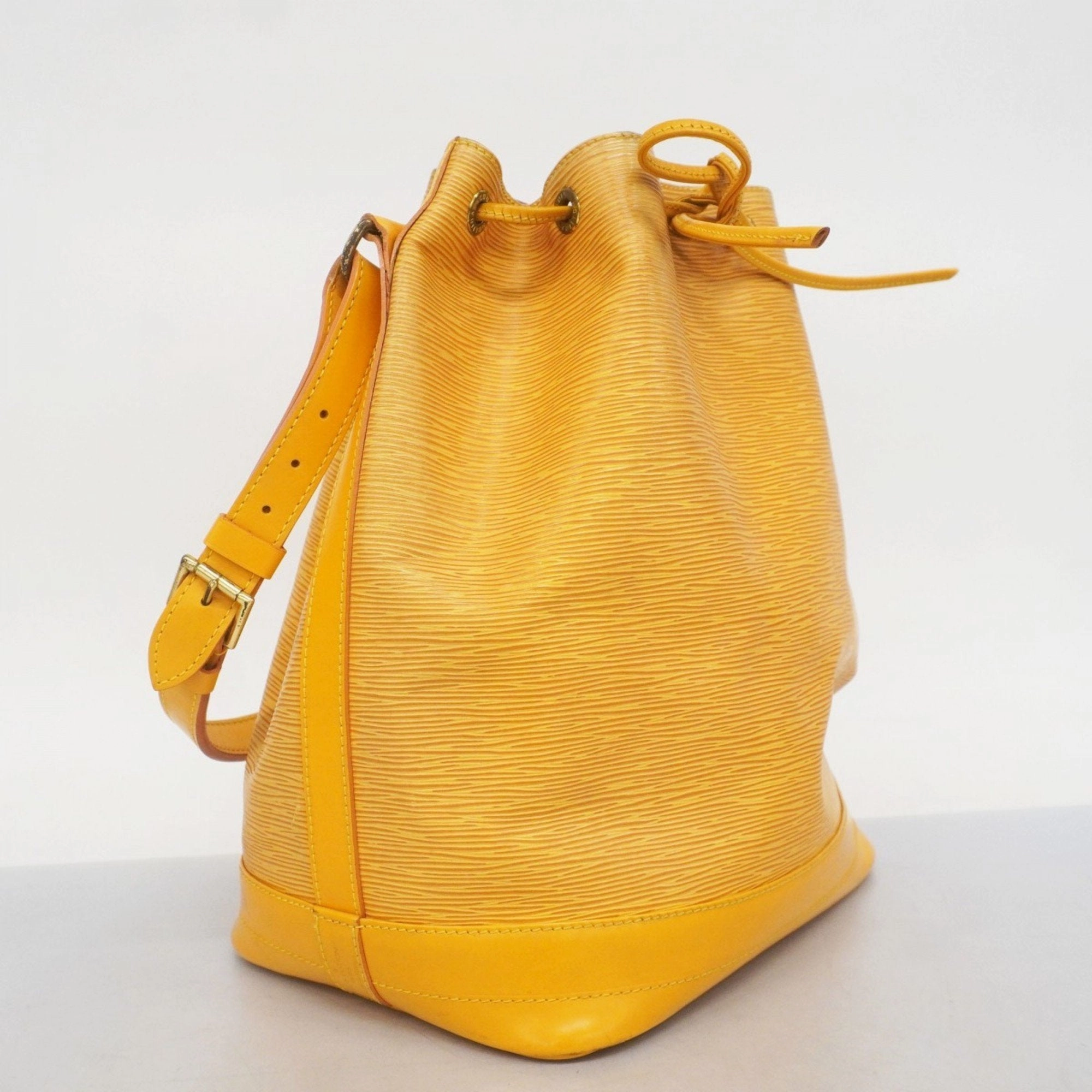 Louis Vuitton Shoulder Bag (Pre-Owned)