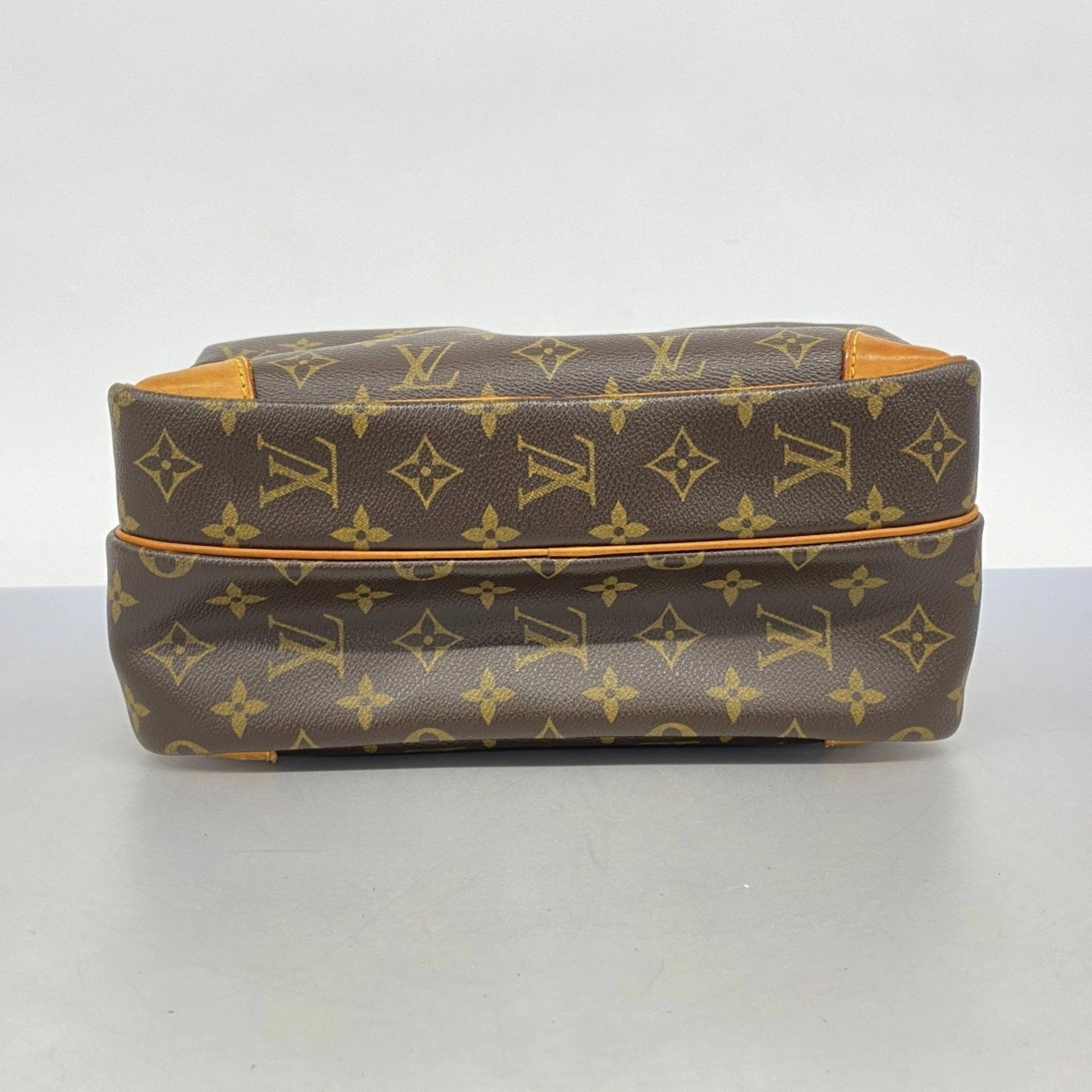 Louis Vuitton Shoulder Bag (Pre-Owned)