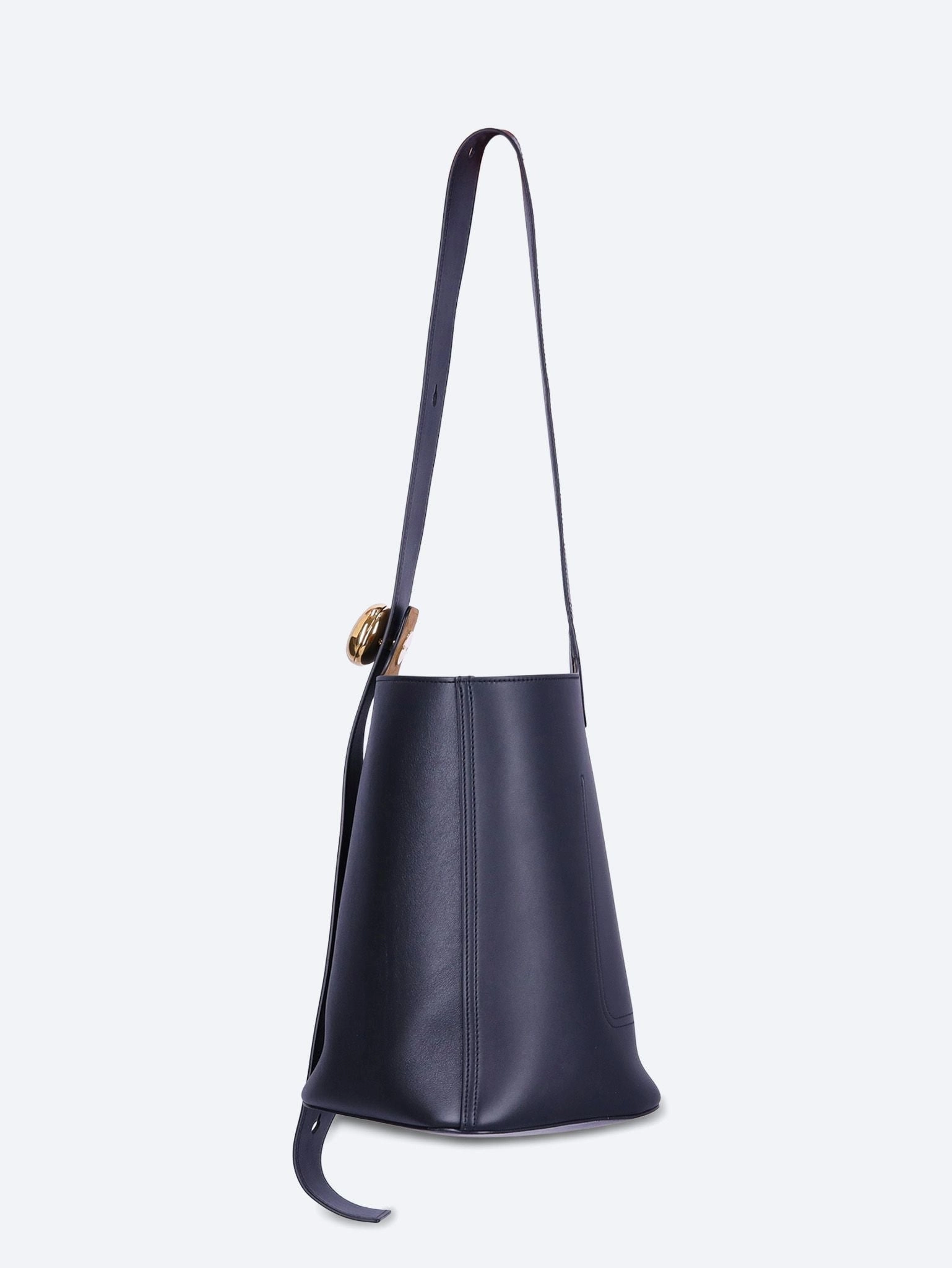 Medium Pebble bucket in smooth calfskin