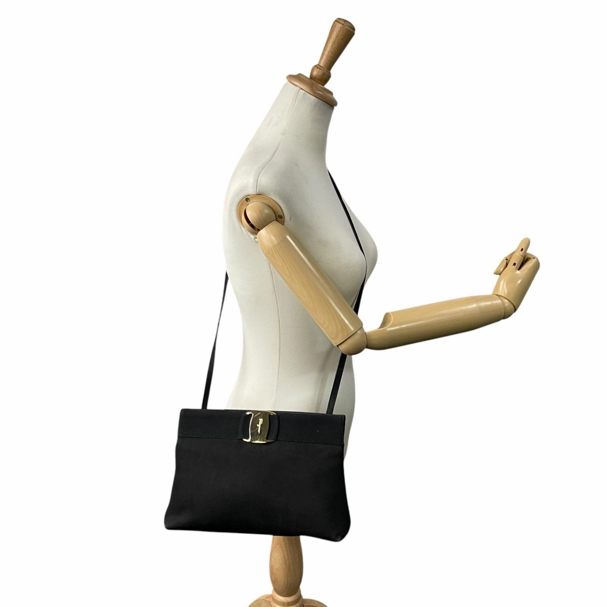 Salvatore Ferragamo Leather Leather Shoulder Bag (Pre-Owned)
